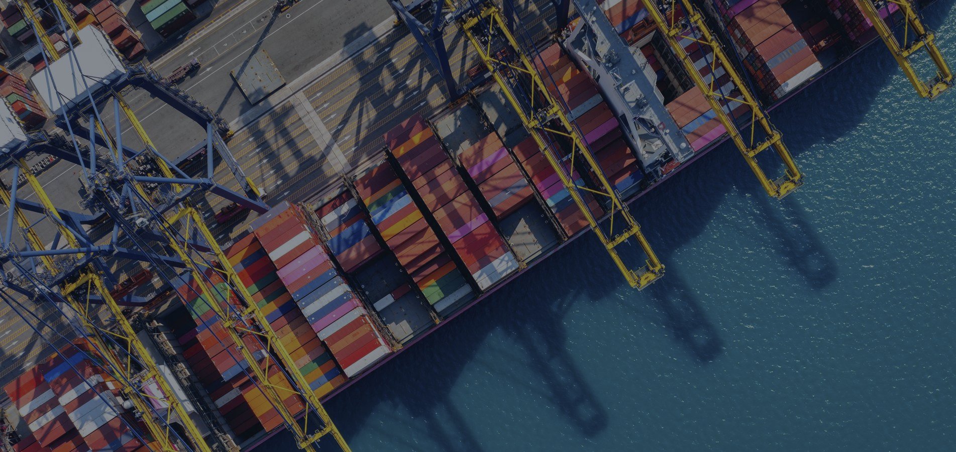 Imagen de inicio 3. Puerto y contenedores